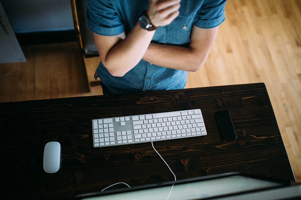 Homme pensif clavier sécurité