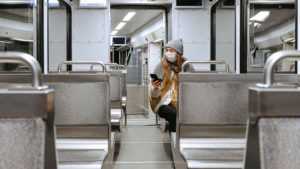Femme dans métro, avec masque